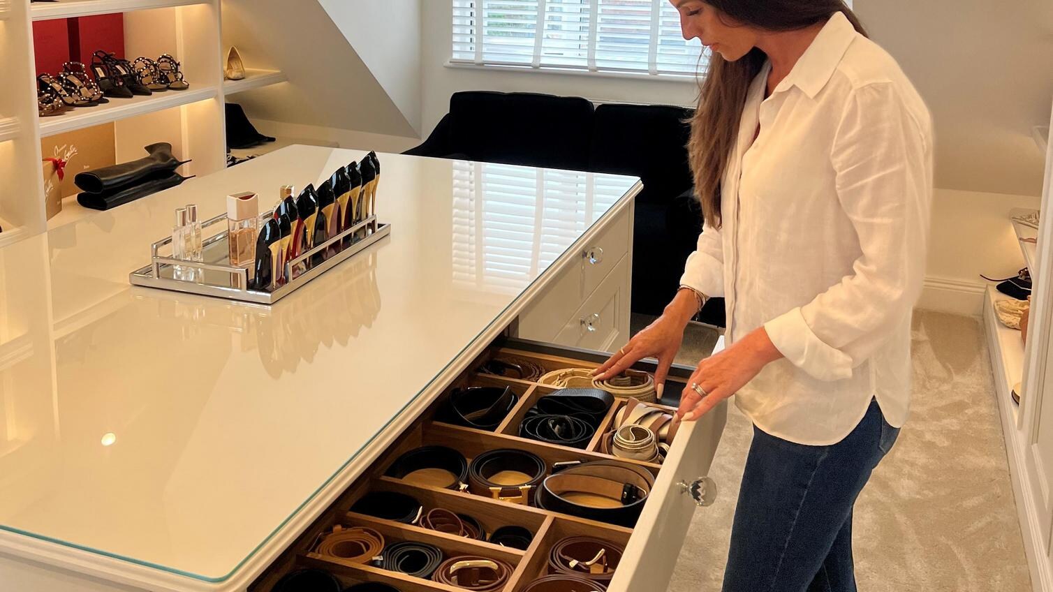 dresser table