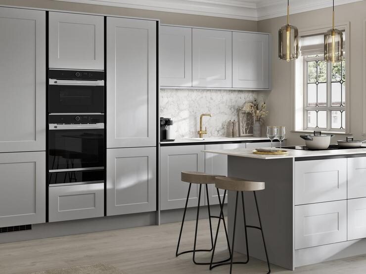 A grey shaker kitchen in a handleless style, complete with black profiles