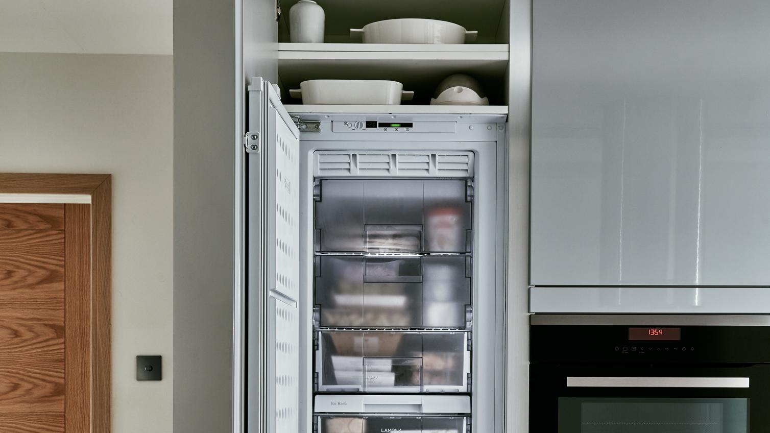 BALHAM-DOVE_GREY-NP_DETAIL-FREEZER[2]-01_RT1