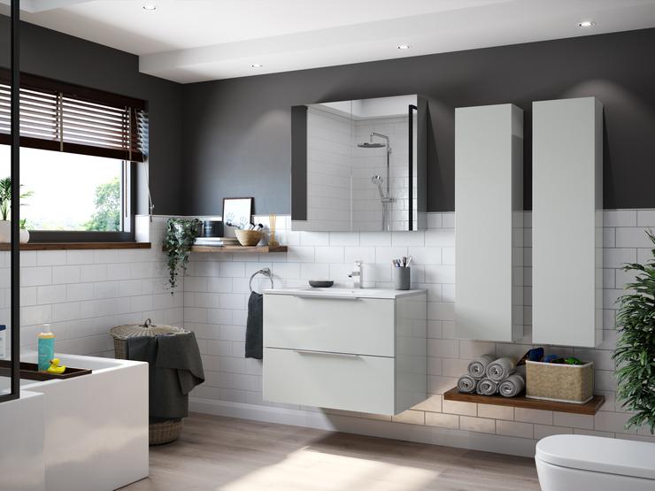 Gloss Dove Grey Family Bathroom Main Set Shot