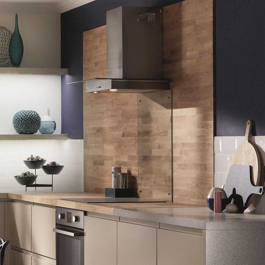 LAM2550_LamonaCookerHood_DetailLifestyle_LightsOnWoodBlockBackboard