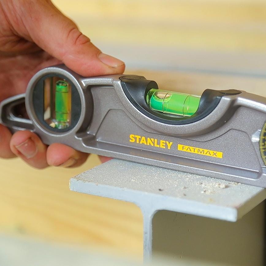 Stanley Fatmax Pro Torpedo Level 25cm in use