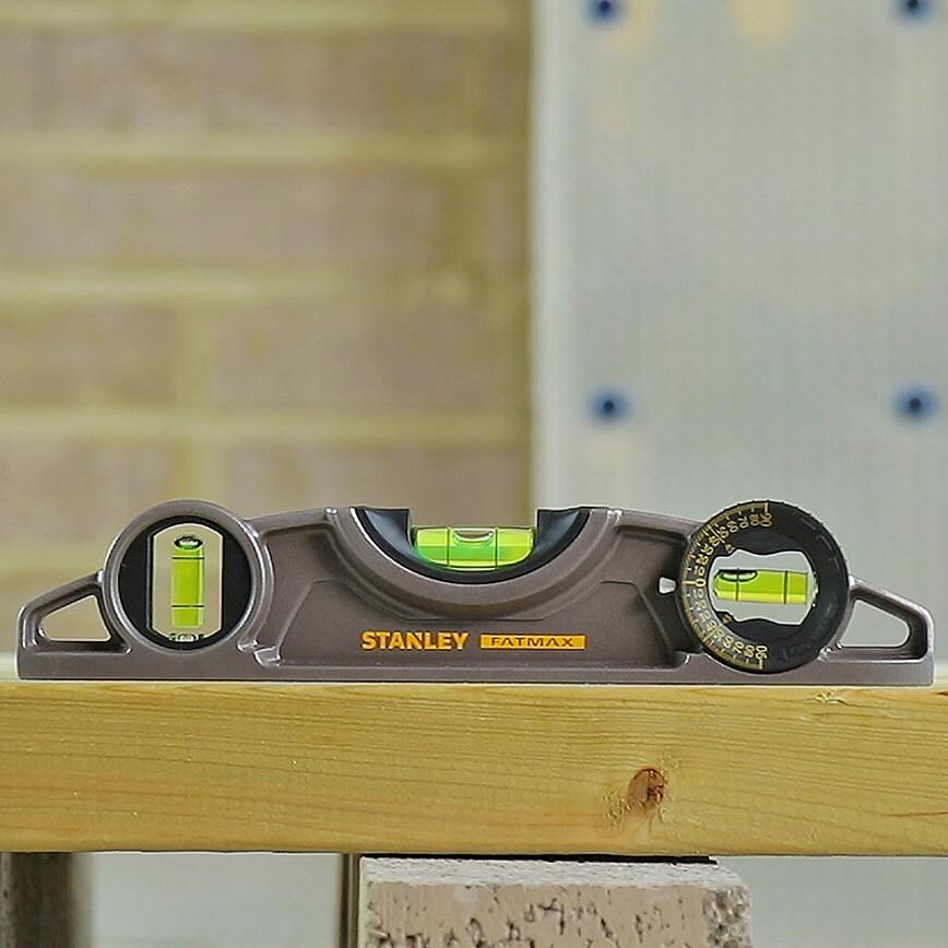 Stanley Fatmax Pro Torpedo Level 25cm in use v2