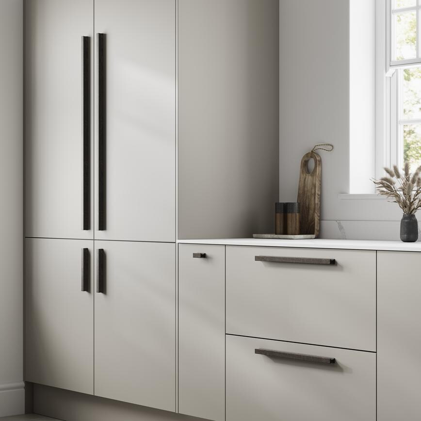 Reed Lacquered Dark Oak Mounted Trim Bar Cupboard Handle