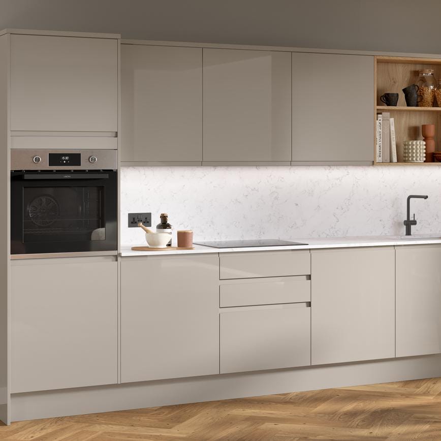 A cream, sandstone Clerkenwell kitchen, in a single wall layout and with j-pull handles. It also has marble-style counters.