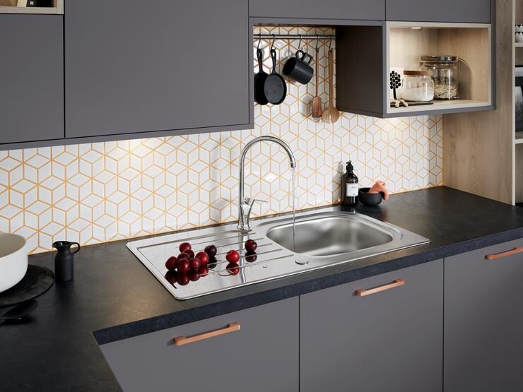 Arnfield sink and Savoca Tap - wet