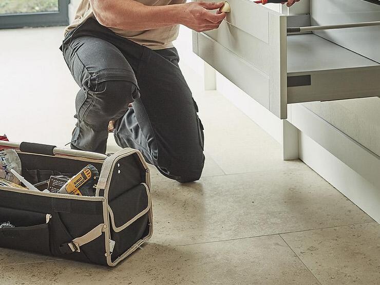 Builder with toolbox fixing drawer frontal