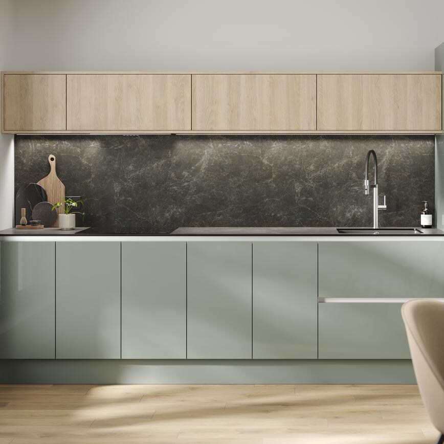 A handleless kitchen in a gloss finish and reed green colour. It has textured oak wall cabinets and black quartz splashback.